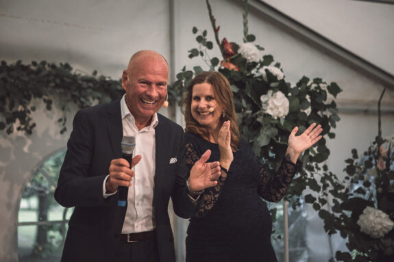 Lasse Holm uppträder på ett bröllop på Knistad Herrgård i Skaraborg.