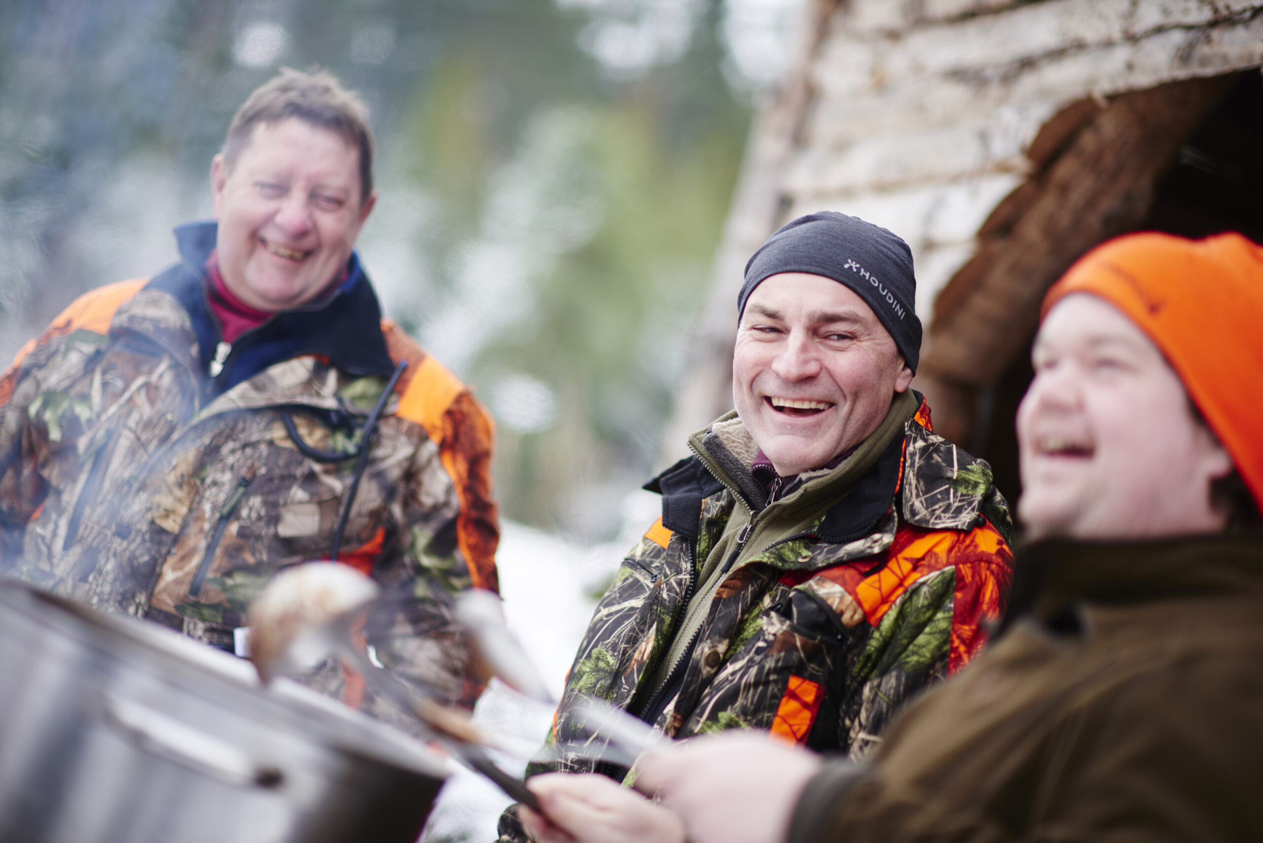 Glada herrar lagar mat ute på Knivsta Herrgård i Västra Götaland